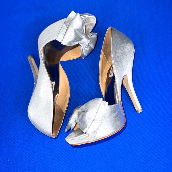 🚫SOLD! |•BADGLEY MISCHKA•| Gorgeous Satin Silver Peep Toe Hidden Platform Heel - Picture 5 of 16